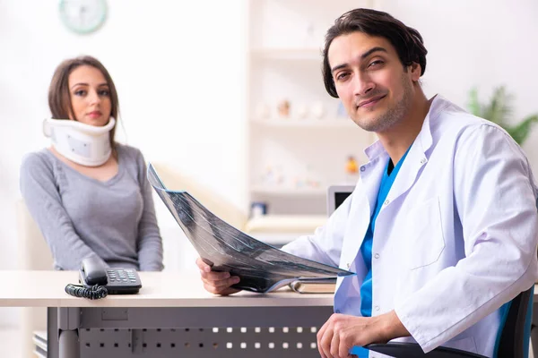 Giovane medico maschio e femmina bella paziente — Foto Stock