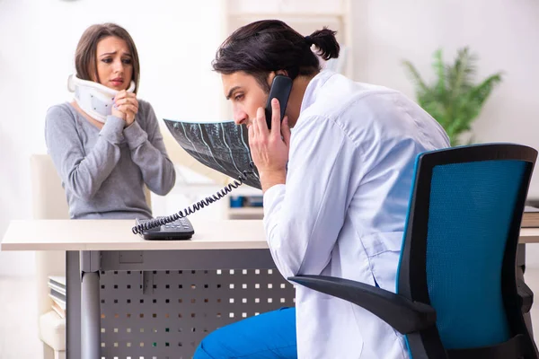 Jeune homme médecin et femme belle patiente — Photo