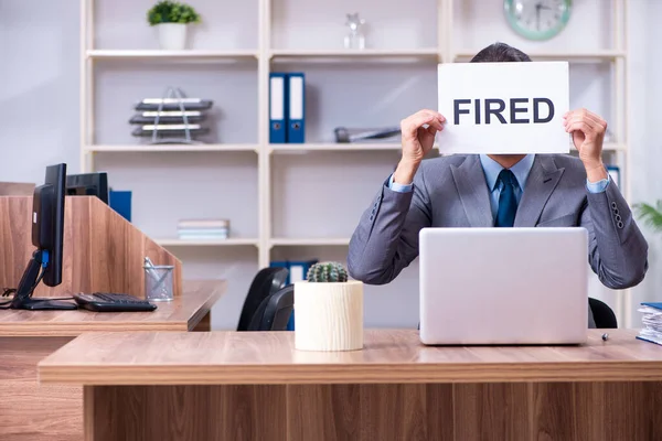 Giovane dipendente maschio licenziato dal suo lavoro — Foto Stock