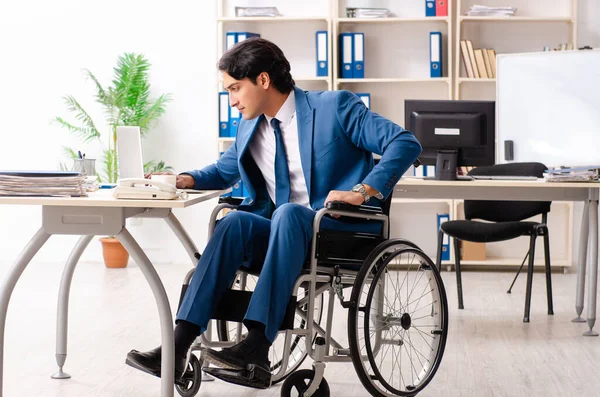 Mężczyzna pracownika na wózku inwalidzkim, pracując w biurze — Zdjęcie stockowe
