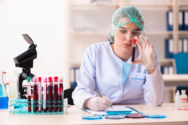 Mladá chemička pracující v laboratoři — Stock fotografie
