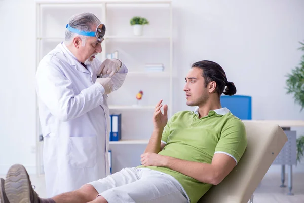 Paciente do sexo masculino médico otorrinolaringologista visitante — Fotografia de Stock