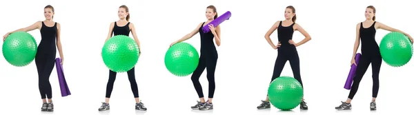 Ung kvinna gör övningar med fitball — Stockfoto