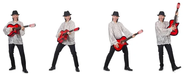 Jeune homme avec guitare isolé sur blanc — Photo