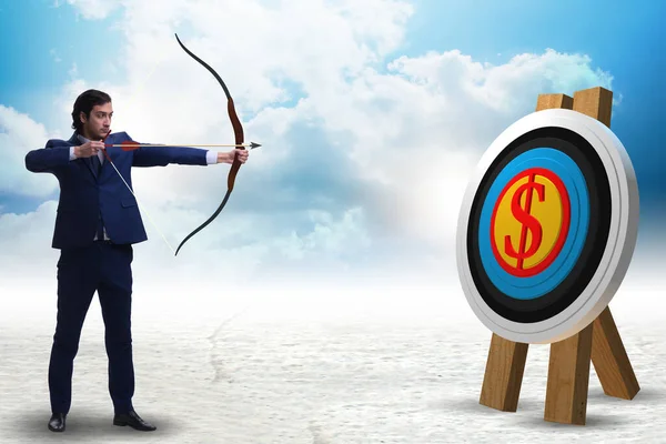 Hombre de negocios apuntando flecha con arco — Foto de Stock