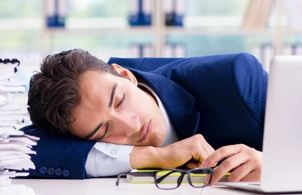 Zmęczony biznesmen wyczerpany po ciężkiej pracy i nadmiernej pracy — Zdjęcie stockowe
