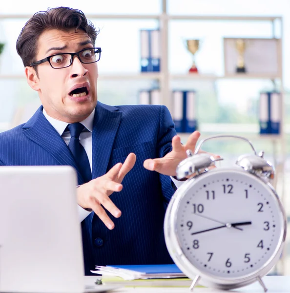 Zakenman met gigantische klok niet voldoen aan deadlines en missi — Stockfoto