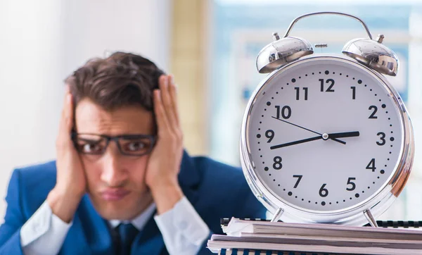 Επιχειρηματίας με γιγαντιαίο ρολόι αποτυγχάνει να τηρήσει τις προθεσμίες και missi — Φωτογραφία Αρχείου