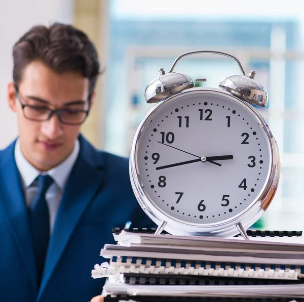 Empresario con reloj gigante que no cumple con los plazos y missi — Foto de Stock