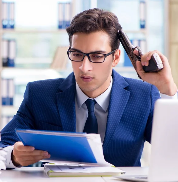 Empresário estressado pensando em suicídio devido ao excesso de trabalho — Fotografia de Stock