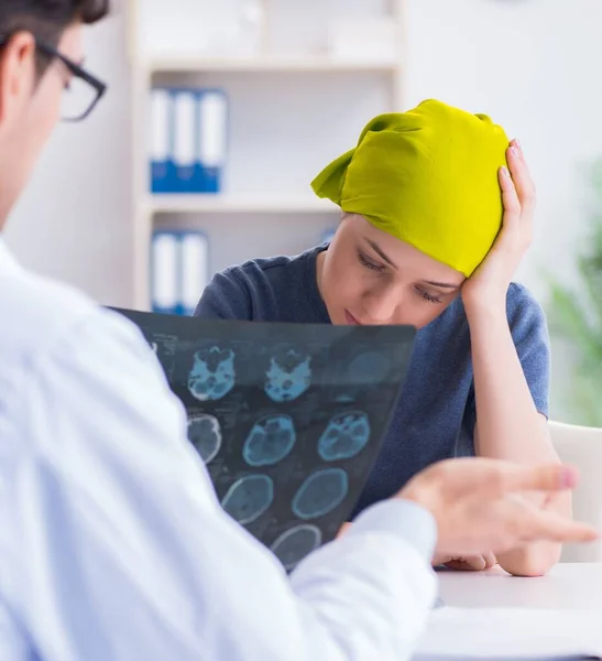 Krebspatient zum Arztbesuch in Kliniken — Stockfoto