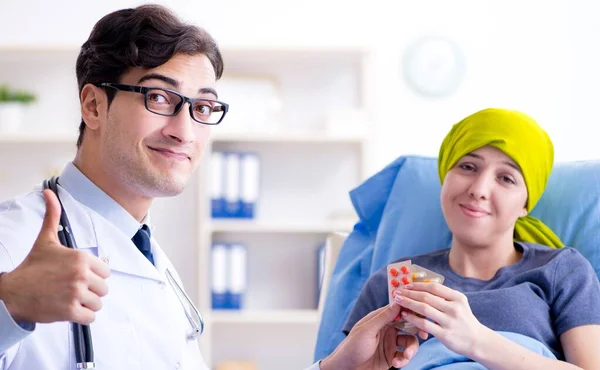 Paziente oncologico in visita dal medico per un consulto medico in clini — Foto Stock