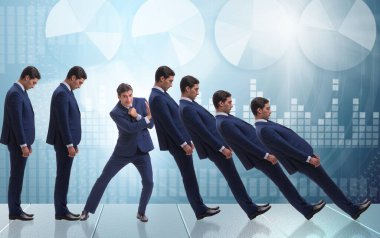 Domino etkisi iş konseptinde iş adamı