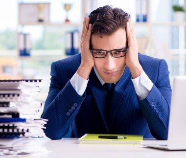 Ofiste çalışan bir işadamı.