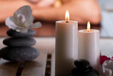 Kaplıca sırasında genç yakışıklı bir adam.