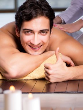 Kaplıca sırasında genç yakışıklı bir adam.