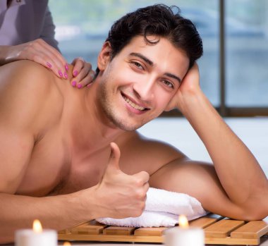 Kaplıca sırasında genç yakışıklı bir adam.