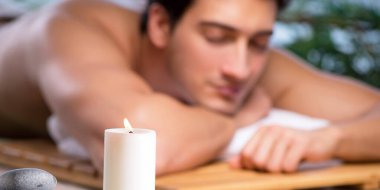 Kaplıca sırasında genç yakışıklı bir adam.