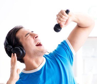 Genç adam evde karaoke şarkı