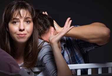 Genç ebeveynler geceleri yeni doğmuş bebekle uykusuz kalıyor.