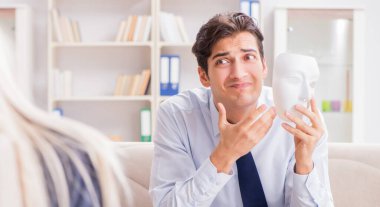 Genç adam, danışmanlık için psikiyatriste gidiyor.