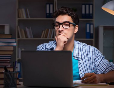 Sınavlara hazırlanan öğrenci gece geç saatte evde olacak.