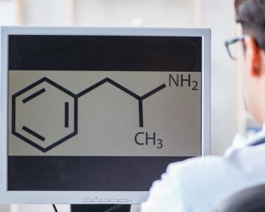 Doktor radyoloji uzmanı röntgen görüntülerine bakıyor.