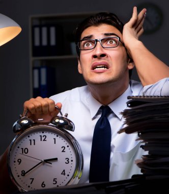 Genç işadamı geç saatlere kadar ofiste çalışıyor.