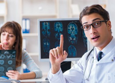 Röntgen için radyolojiste gelen genç bir kadın.