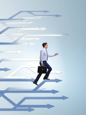 Farklı kariyer yolları düşünen bir iş adamı.
