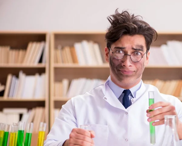 Šílený šílený vědec doktor dělá experimenty v laboratoři — Stock fotografie