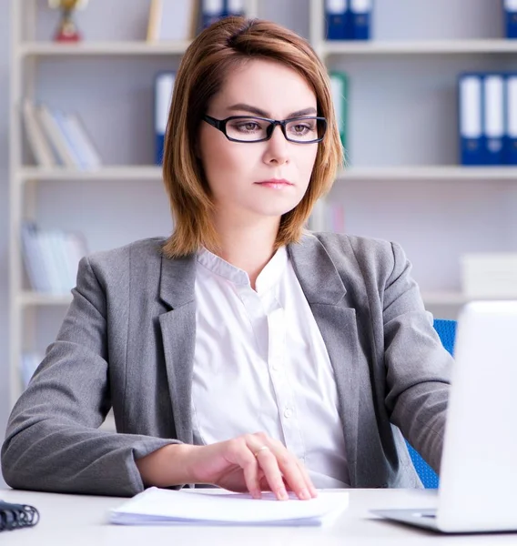 Businesswoman working in the office — Stock Photo, Image