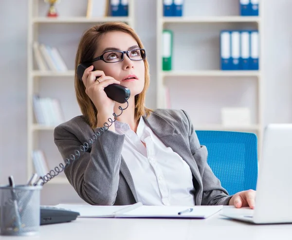 Geschäftsfrau arbeitet im Büro — Stockfoto