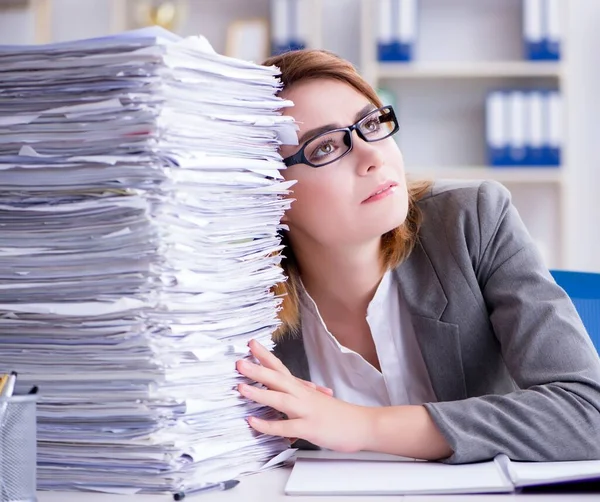 Femme d'affaires travaillant dans le bureau — Photo