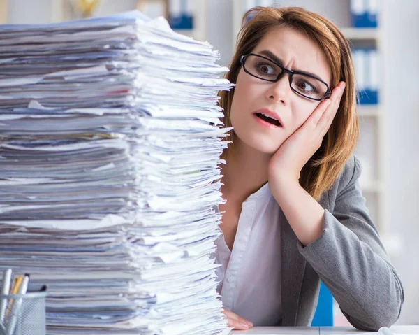 Empresaria trabajando en la oficina — Foto de Stock