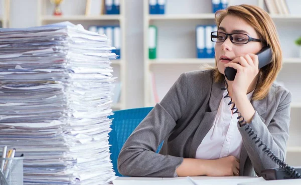 Geschäftsfrau arbeitet im Büro — Stockfoto