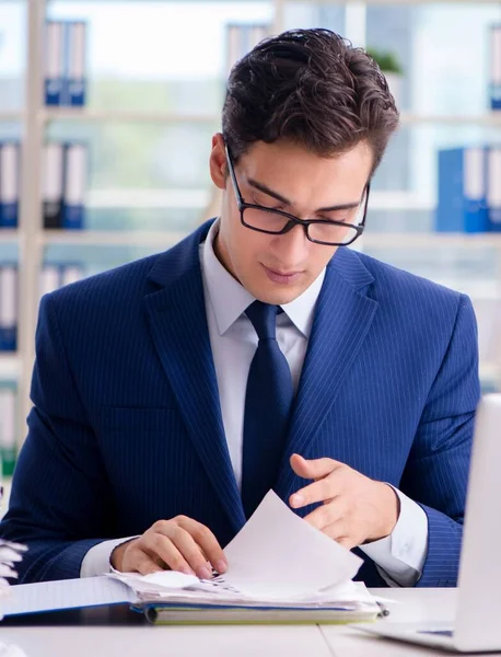 Affärsman som arbetar med pappersarbete på kontoret — Stockfoto