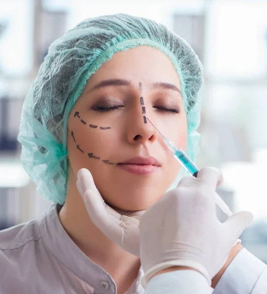 Chirurgo plastico che si prepara per l'operazione sul viso della donna — Foto Stock