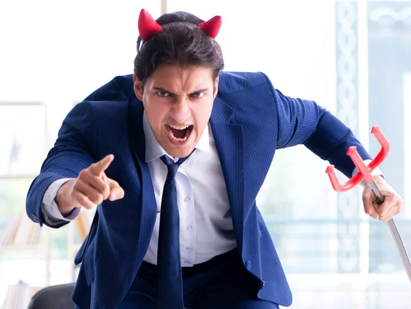 Teufel wütender Geschäftsmann im Büro — Stockfoto