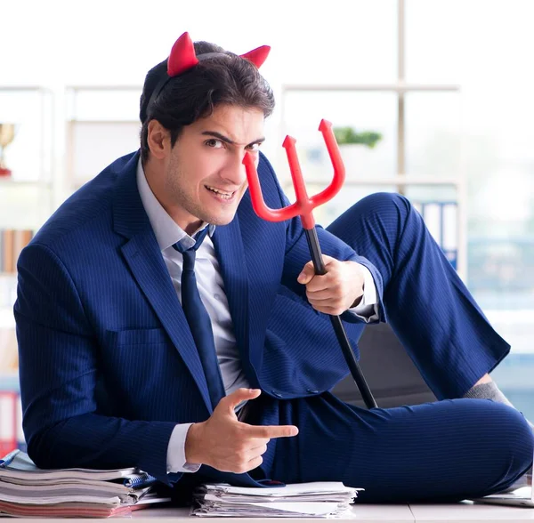 Diable homme d'affaires en colère dans le bureau — Photo