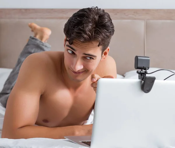 Молодой сексуальный мужчина в концепции онлайн знакомств — стоковое фото