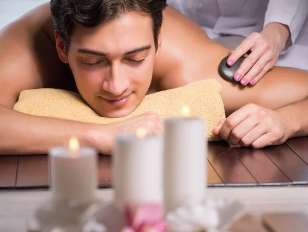 Jovem homem bonito durante o procedimento de spa — Fotografia de Stock