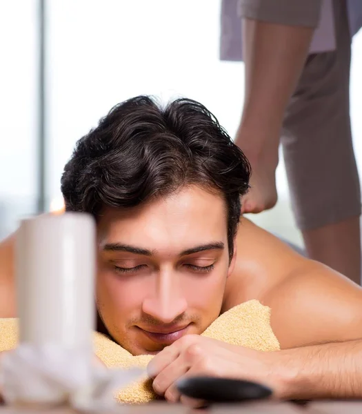 Joven hombre guapo durante el procedimiento de spa —  Fotos de Stock