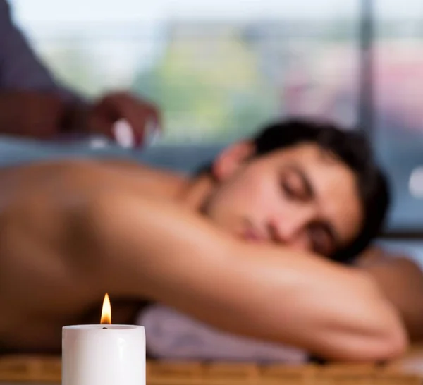 Jovem homem bonito durante o procedimento de spa — Fotografia de Stock