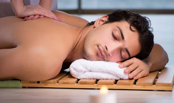 Jovem homem bonito durante o procedimento de spa — Fotografia de Stock