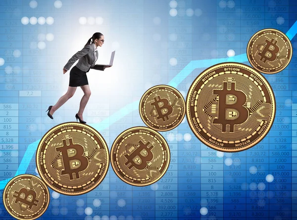 Zakenvrouw in Bitcoin prijsverhoging concept — Stockfoto