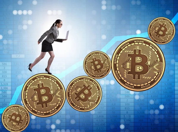 Bizneswoman w koncepcji wzrostu cen bitcoin — Zdjęcie stockowe