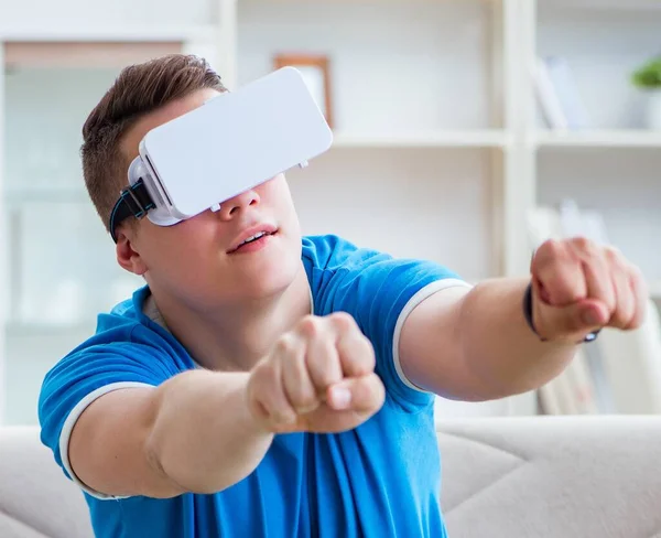 Jonge man met virtuele bril — Stockfoto