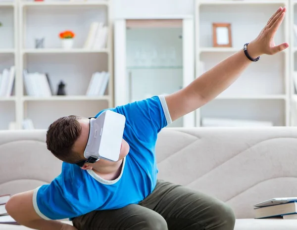 Jeune homme avec des lunettes virtuelles — Photo