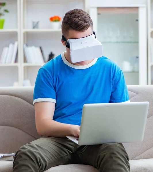 Jeune homme étudiant avec des lunettes virtuelles — Photo